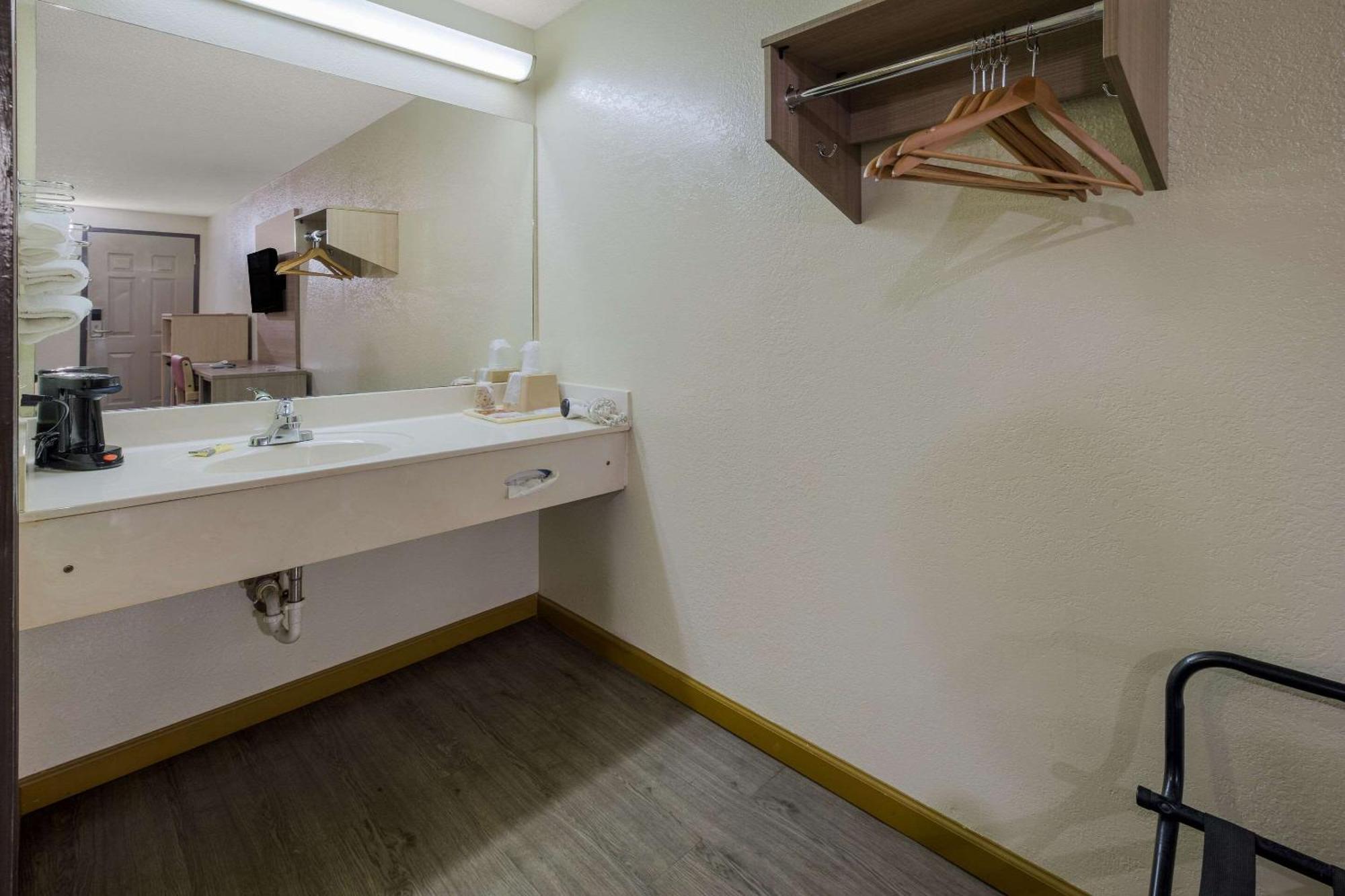 Rodeway Inn Elkton Ngoại thất bức ảnh